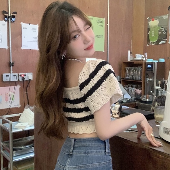 【ZHELIHANGFEI】Áo Dệt Kim Tay Ngắn Thiết Kế Trễ Vai Hoạ Tiết Kẻ Sọc Quyến Rũ