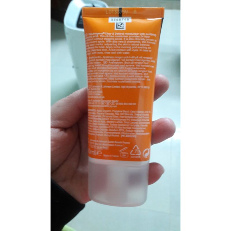 Kem dưỡng kiềm dầu kháng mụn Neutrogena Clear &amp; Defend Moisturiser 50ml