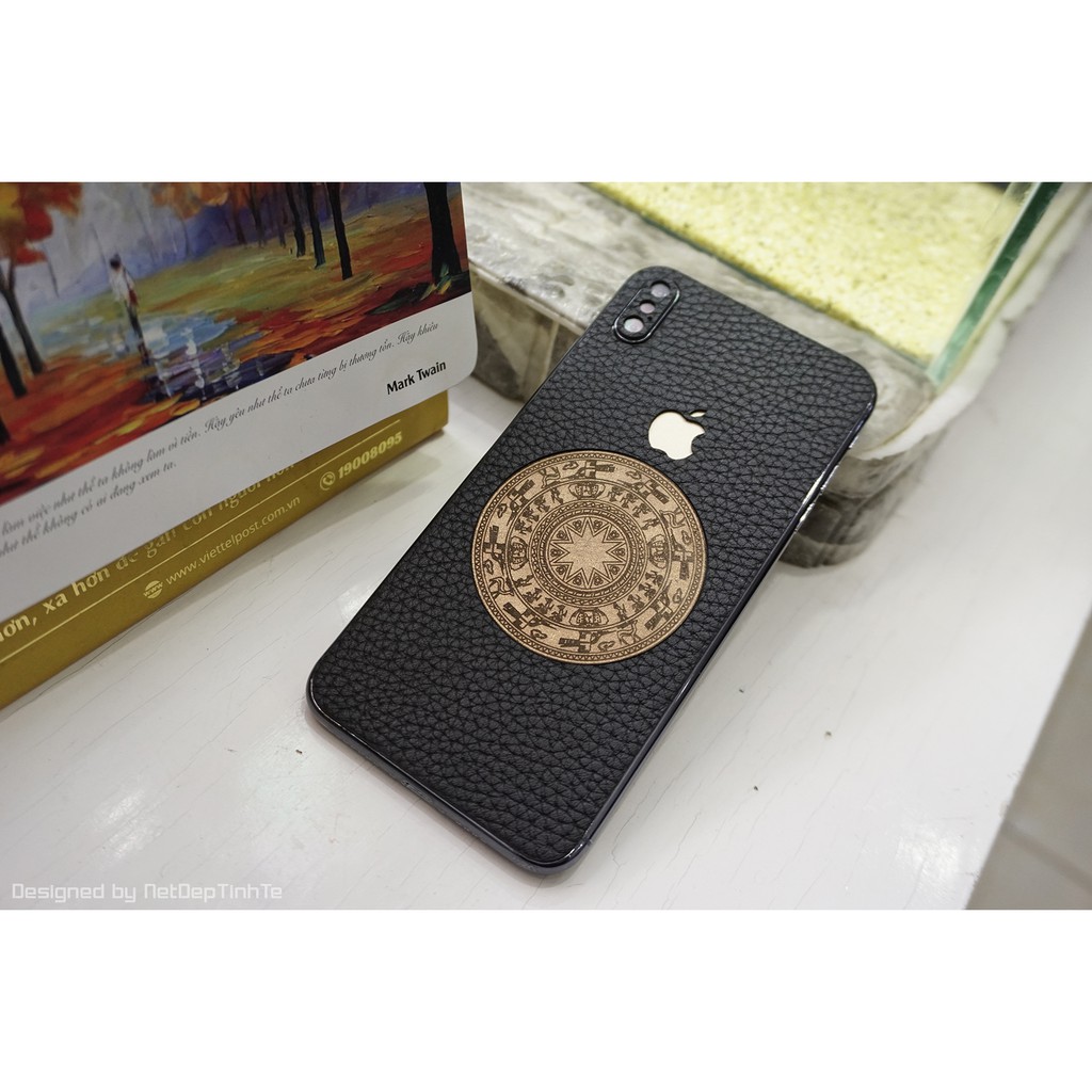 Miếng dán da skin IPhone Xs max - Màu đen - Trống đồng - D2