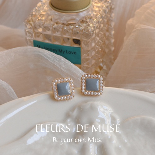 Khuyên tai đá lam xanh nhạt Pastel viền hạt trai dịu dàng thanh lịch Fleurs de Muse