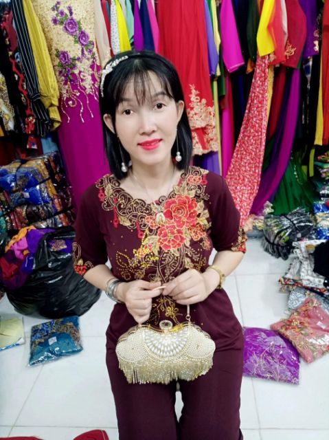 Bộ hoa thêu đá Cao cấp tay lỡ thêu tay ....cổ thuyền.... thêu hoa.....đinh đá đỏ....... chất liệu vải somut.. dầy. Min..