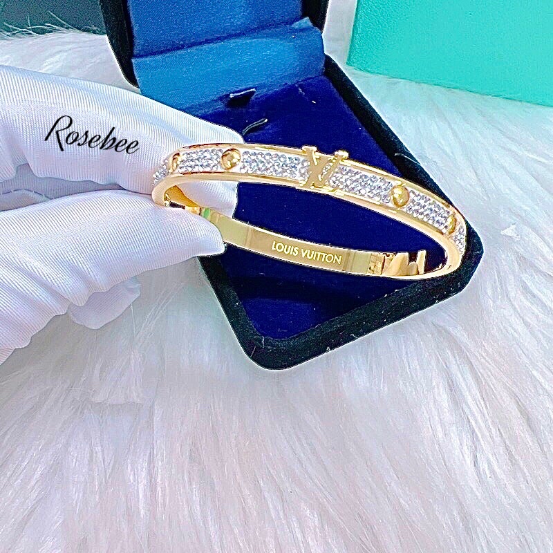 Vòng tay hiệu LV đính xoàn Italy chất liệu titan mạ vàng không gỉ thanh lịch, sang trọng