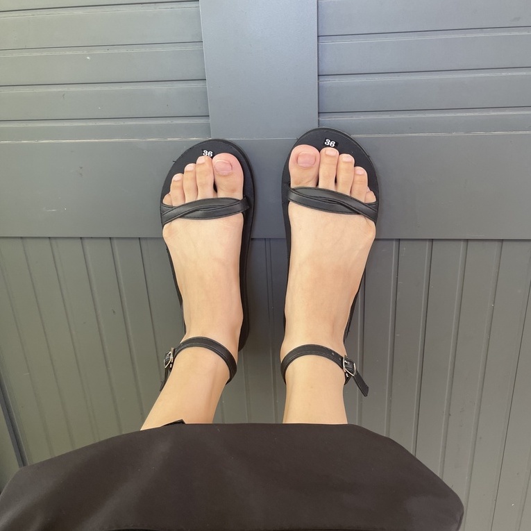 giày xăng đan nữ đen và kem-sandal chip chip