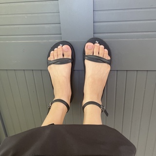 Giày xăng đan nữ đen và kem-sandal chip chip