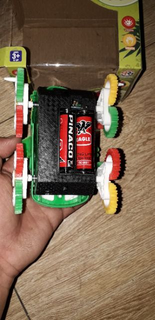 Xe mô hình cá sấu 12 bánh chạy PIN bằng nhựa tặng kèm PIN