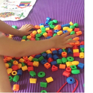 Đồ chơi xâu hạt, đồ chơi giáo dục phát triển tư duy cho trẻ