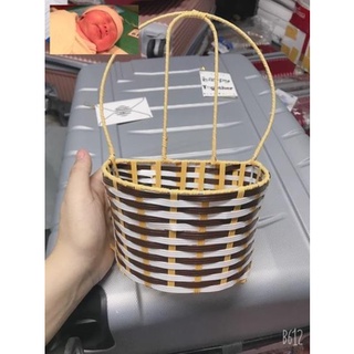 Giỏ mây cắm hoa treo tường