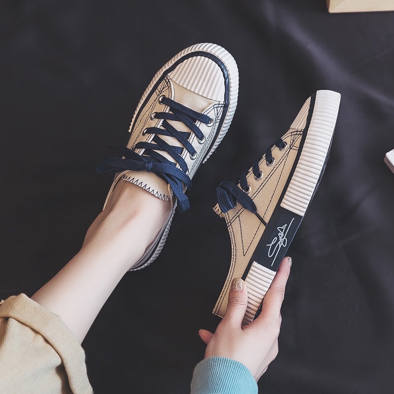 Giày sục đạp gót nữ hoạ tiết chữ ký chất liệu canvas S13