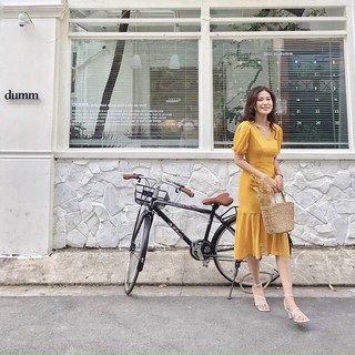 Đầm vàng cổ V đuôi cá
