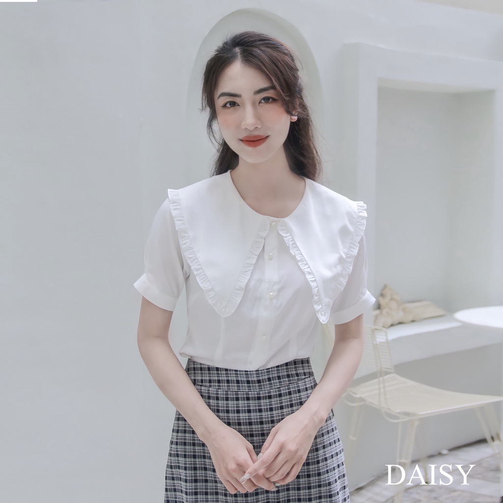 Áo sơ mi ngắn tay cổ bèo khuy ngọc Daisy chất đũi mềm mại thanh lịch TKA8870