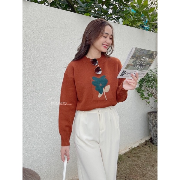 Áo len thêu hình bông hoa xanh | BigBuy360 - bigbuy360.vn