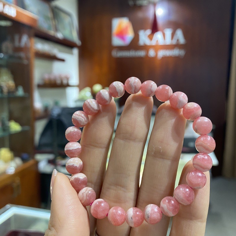 Vòng tay phong thủy đá đào hoa 8 li chiêu tài Lộc - Tình duyên - KAIA