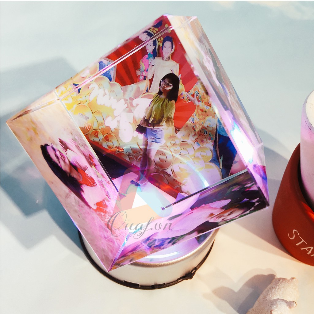 Pha lê xoay tự động phát nhạc MP3, đèn led, đế sạc, thẻ nhớ, in 3 ảnh