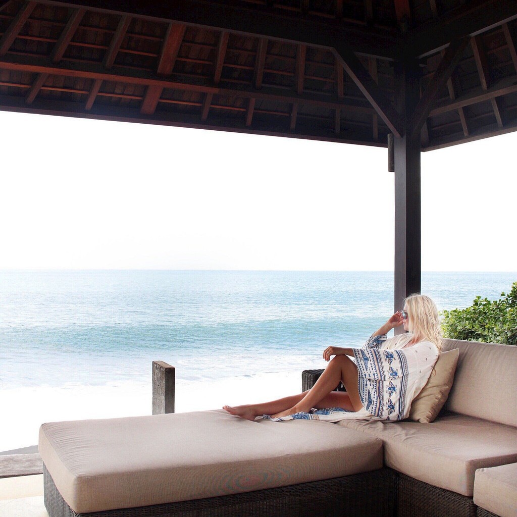 Áo khoác ngoài khi mặc đồ bơi kiểu dáng thời trang | BigBuy360 - bigbuy360.vn