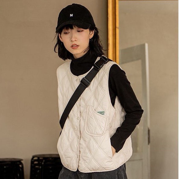 2022 is a rhombic checkered vest with a cotton vest for women wearing a padded jacket.