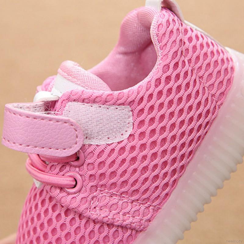 Giày thể thao có đèn LED đáng yêu cho bé