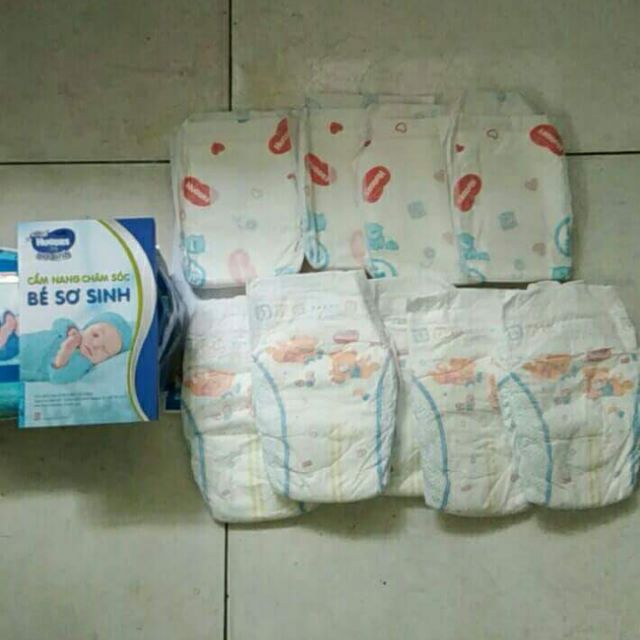 Combo  Huggies gồm 4miếng tã dán va 2miếng lót newborn cho bé dưới 6 kg