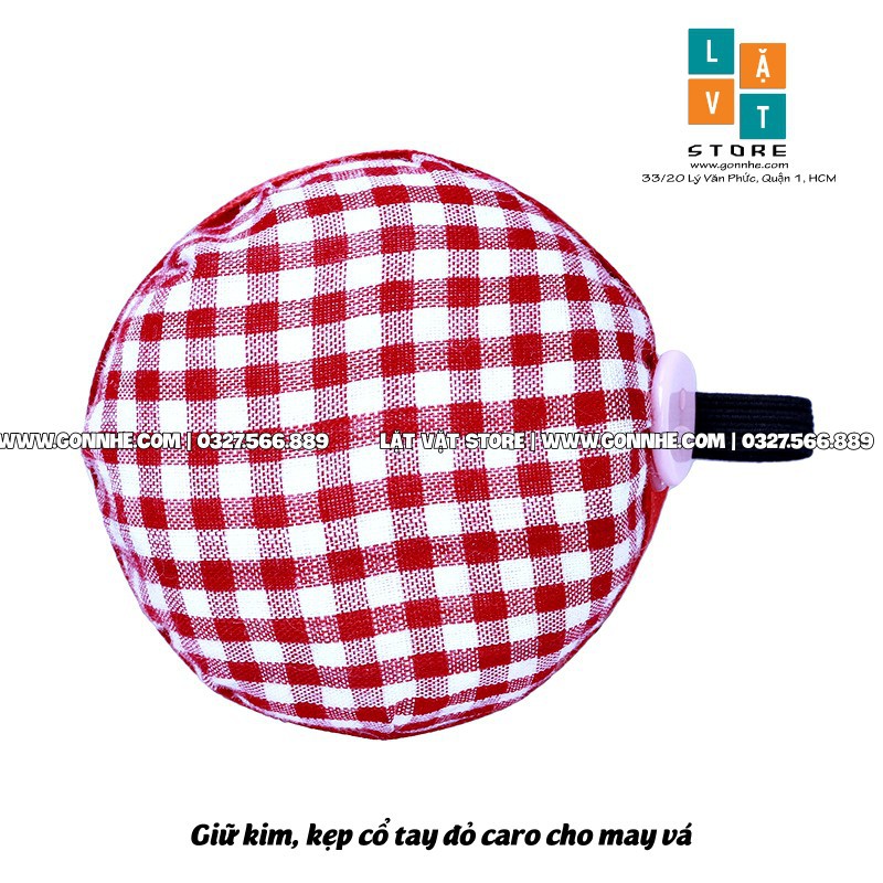 Đệm giữ kim đeo tay, chèn pin vải để bảo bệ kim và an toàn, lõi xốp vải đỏ caro có giây thun đen ở tay