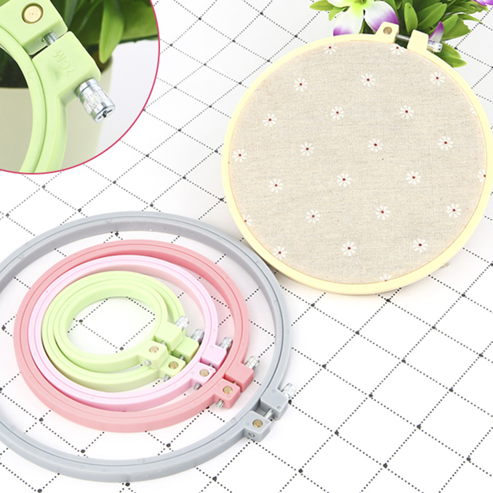 Khung thêu bằng nhựa nhiều kích cỡ tiện lợi