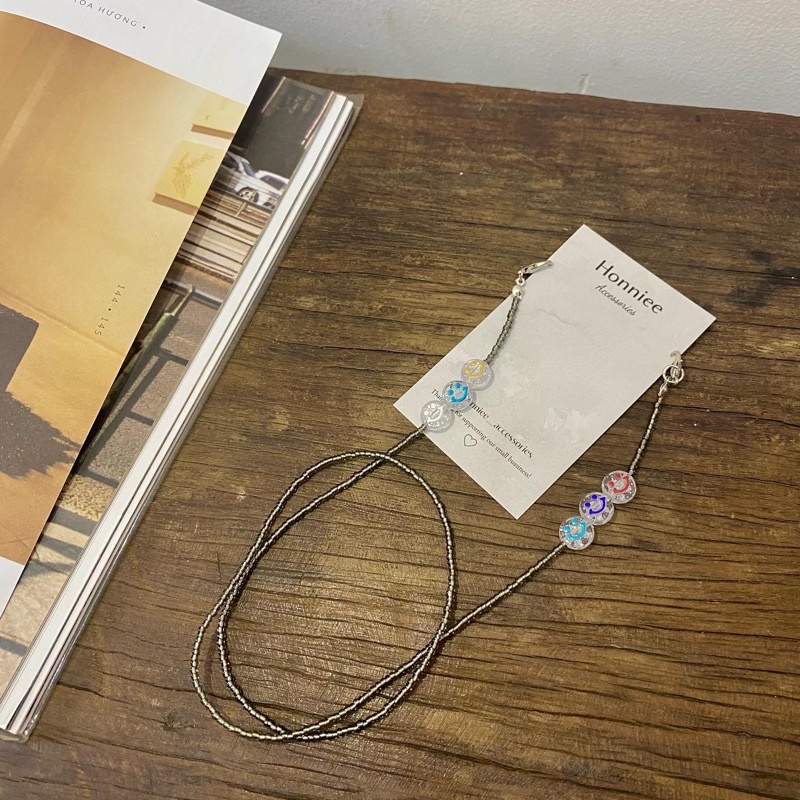 [123] Dây đeo khẩu trang hạt nền xám mix charm 6 mặt cười trong suốt xinh xắn