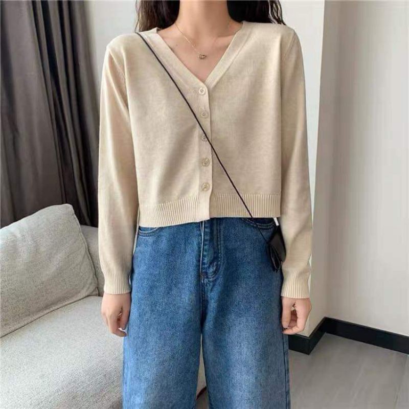 Áo khoác len mỏng cổ tim dáng lửng chất mịn.