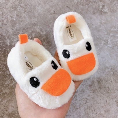 Giày lông hình vịt ngộ nghĩnh giữ ấm chân bé