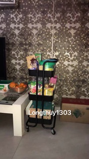 Kệ để đồ đựng bỉm sữa cho mẹ và bé.