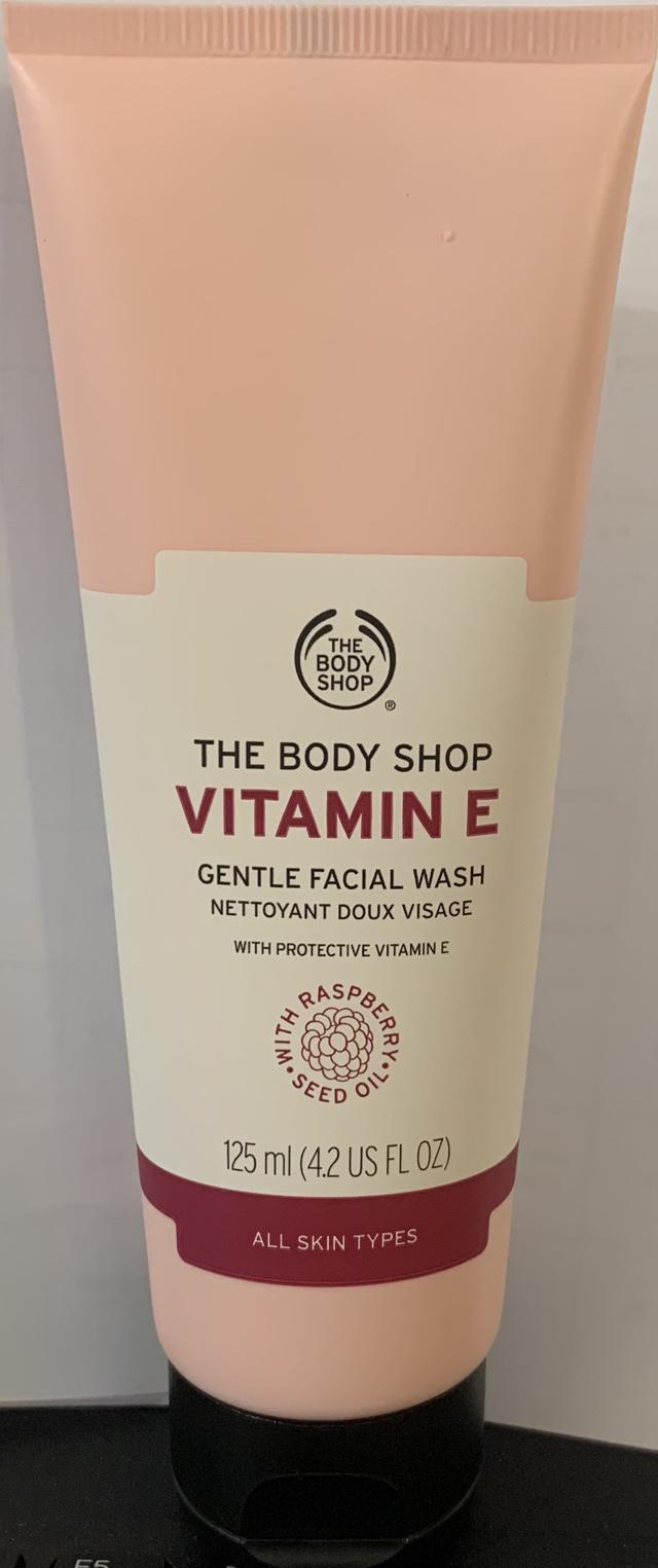 Sữa rửa mặt The Body Shop Vitamin E Gentle Facial Wash 125ml