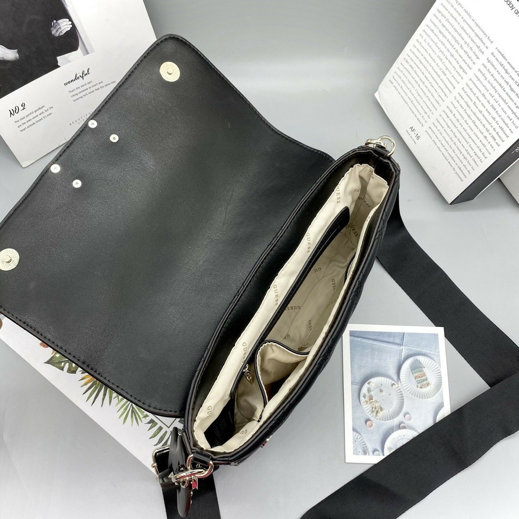 TÚI XÁCH GUESS CHẦN KHOÁ VUÔNG