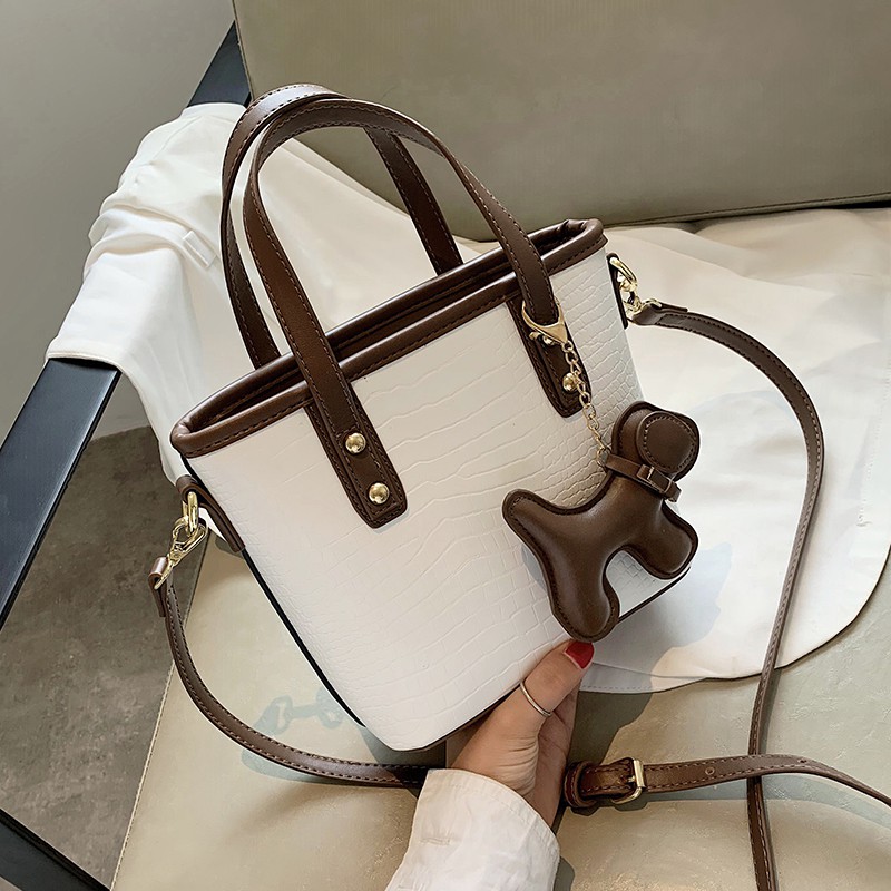 D70 Túi xách có dây đeo chéo có móc khóa hình ngựa xinh xắn(SIZE23X20CM)