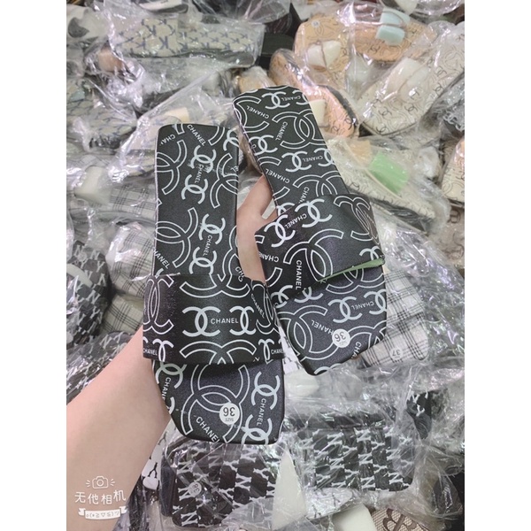 dép quai ngang in hình chữ (X) đầu vuông xịn xò.bao bền đẹp. nắng mưa đều mang được. cam kết như hình ( hình tự chụp )