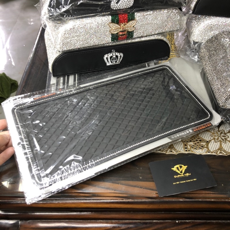 Hộp đựng khăn giấy trên taplo xe ô tô đính đá bằng da cao cáp - Vương Miện - Thiên Nga - Con Ong