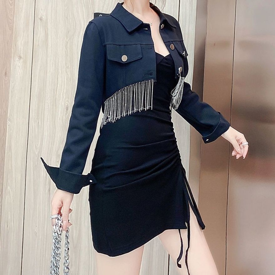 Set đầm hai dây ôm mông màu đen quyến rũ và áo khoác denim tay ngắn tua rua phong cách nước ngoài thời trang (Có bán lẻ)