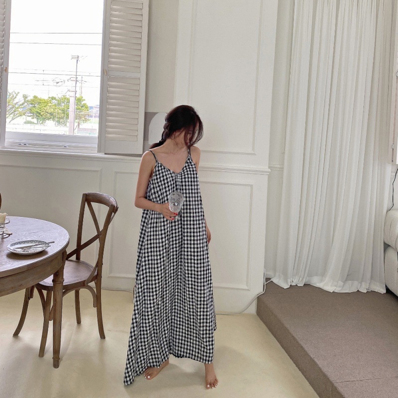 Đầm hai dây IELGY dáng chữ A cổ chữ V họa tiết kẻ sọc trắng đen thời trang cho nữ