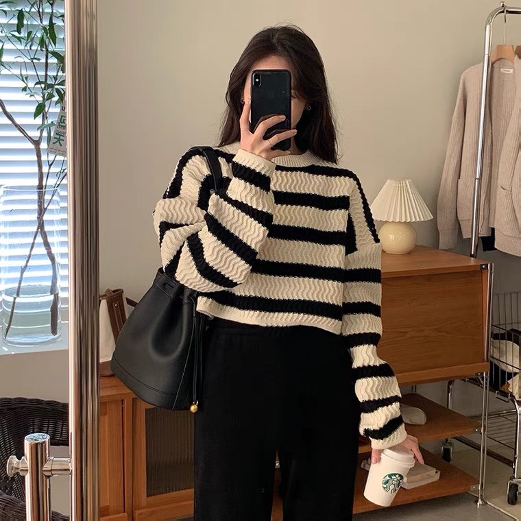 Áo Len Nữ Croptop Tay Dài Khoét Vai Kẻ Sọc Ngang Form Dáng Rộng Phong Cách Hàn Quốc Chất Len Dày Dặn Mềm Mịn