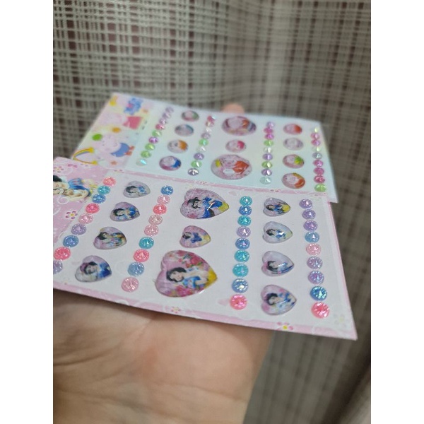 Sticker nhựa 3D nổi hình hoạt hình, có thể dùng như charm trang trí.