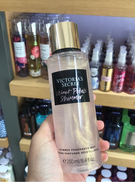 Xịt thơm có nhũ Victoria's Secret - Velvet Petals ( 250mL )