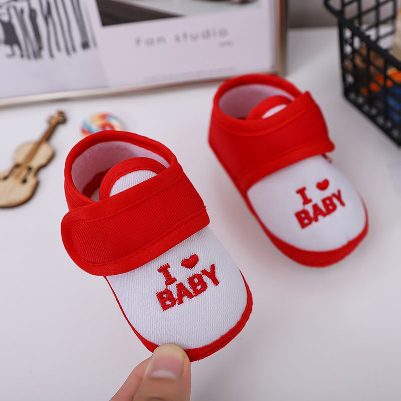 Giày vải mềm thêu họa tiết chữ đáng yêu dành cho em bé