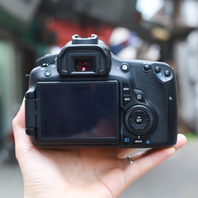 Bộ máy ảnh Canon EOS 60D kèm ống kính Canon EF-S 18-55mm F3.5-5.6