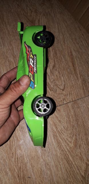 Mô hình xe ôtô chạy dây rút bằng nhựa có đèn Led rất đẹp