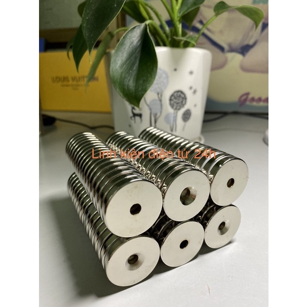 Nam châm 30x5 có lỗ 6mm siêu rẻ siêu khoẻ.