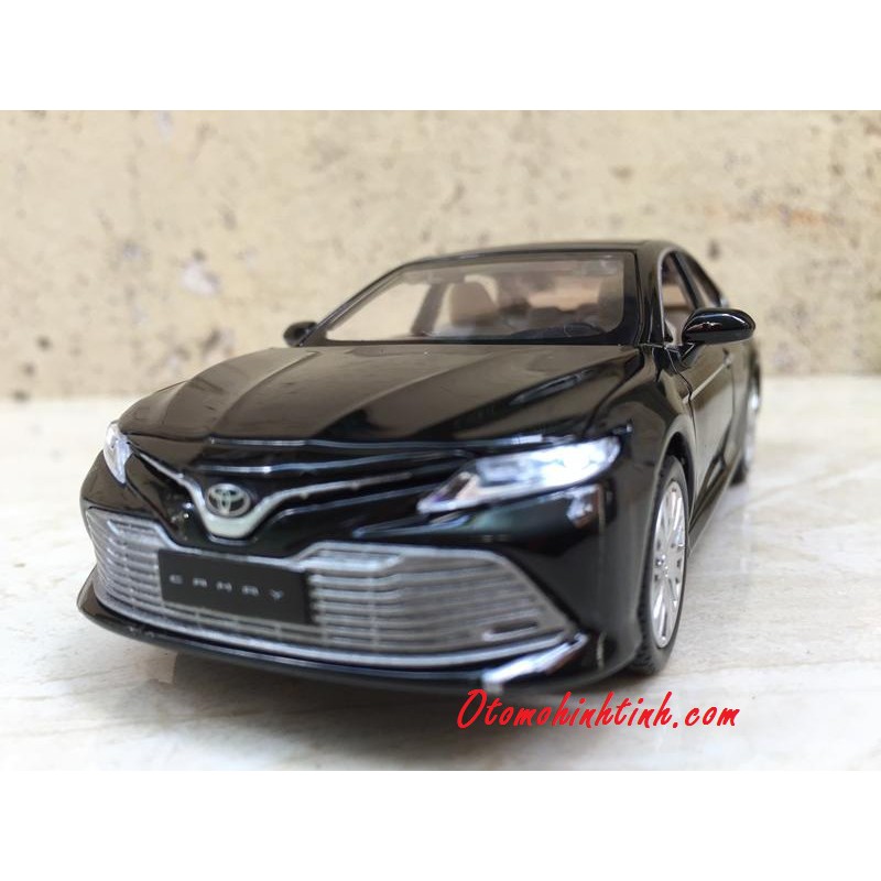 Mô hình xe ô tô TOYOTA CAMRY 2020 - 1:32