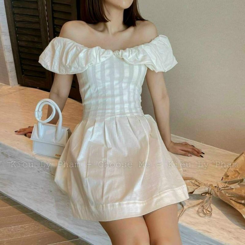 Đầm trắng xếp li trễ vai