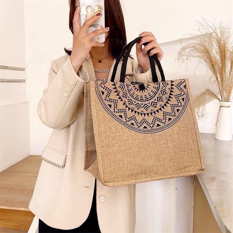 Túi Cói Hoạ Tiết Trống Đồng Thiết Kế Trang Nhã Lại Cực Dễ Phối Đồ