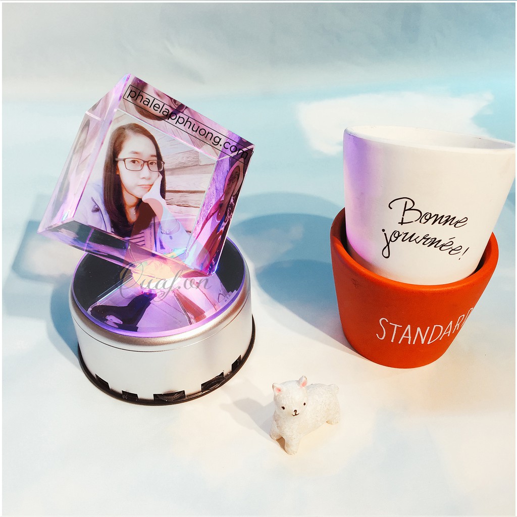 Pha lê xoay tự động phát nhạc MP3, đèn led, đế sạc, thẻ nhớ, in 3 ảnh