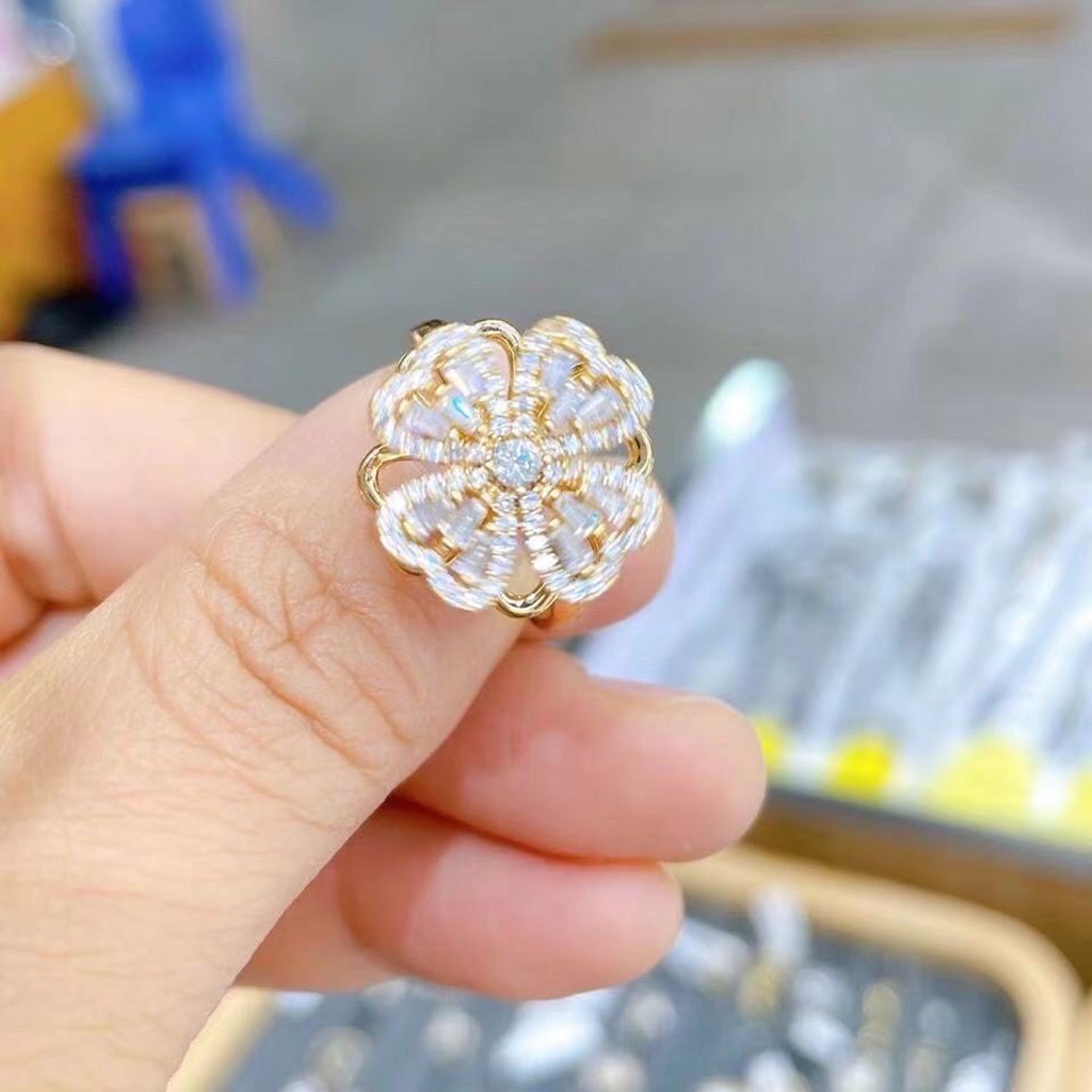 Nhẫn xoay cỏ bốn lá may mắn đính đá Clover