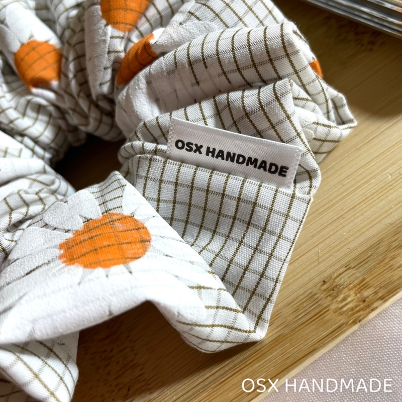 Dây cột tóc scrunchie caro hoa cúc trắng Handmade - OSX Handmade