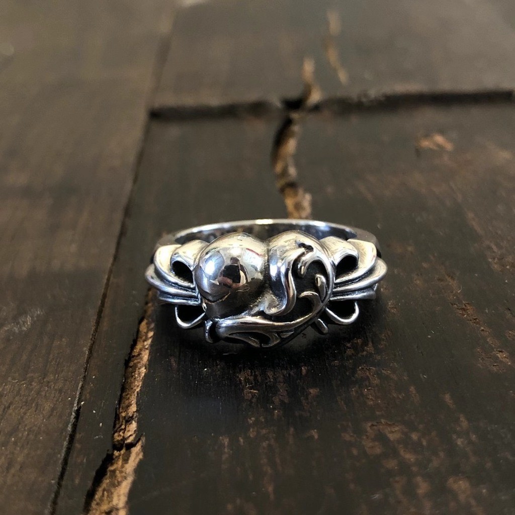 Nhẫn bạc Chrome Heart được làm từ bạc 925 đặc nguyên khối ,mẫu thiết kế nhỏ gọn tinh tế.Hàng cao cấp nhất thị trường.