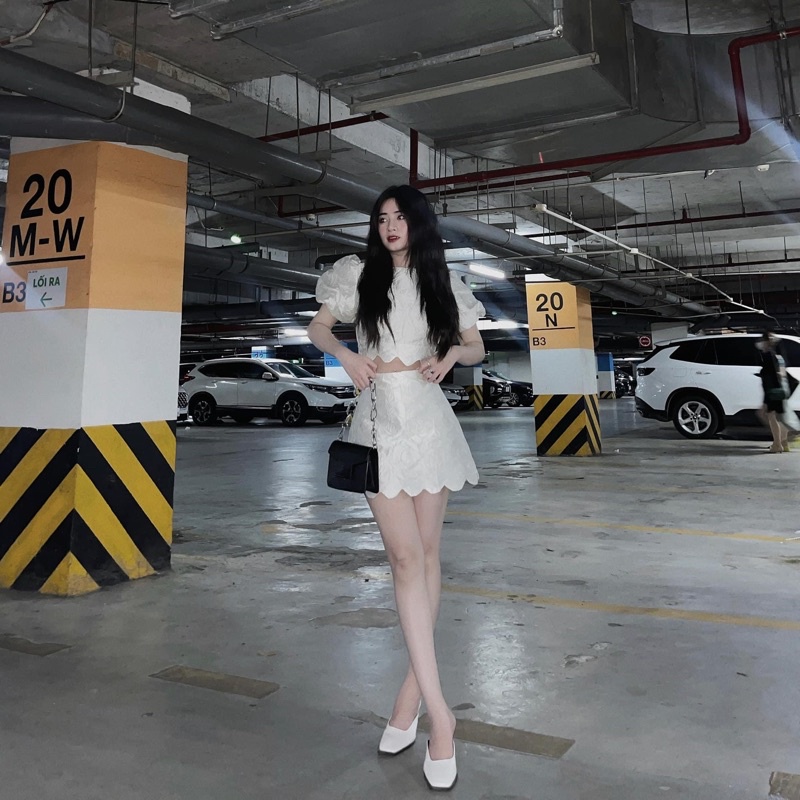 Set áo croptop tay bồng phối chân váy lượn sóng cạp cao chất gấm hoa nổi sang chảnh