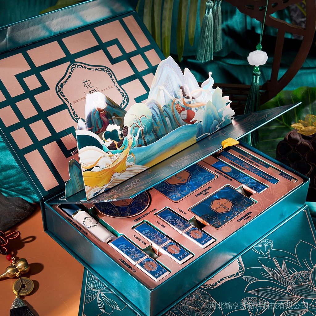 Hộp quà trang điểm phong cách hoàng gia gồm son môi bút kẻ mắt cho ngày lễ tình nhân